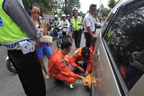 Pengelolaan Parkir Solo Parkir Sembarangan Mobil Di Depan Ursulin