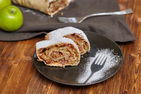 Premium Photo Apple Strudel With Sugar