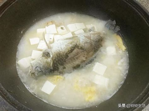 鯽魚豆腐湯，湯白味濃，簡單易學天冷了喝一碗熱乎乎又營養 每日頭條