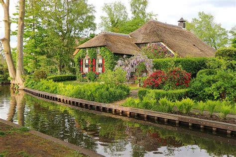 Giethoorn, Netherlands | A Dreamy Day Trip To The Picturesque Dutch Village