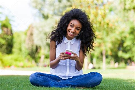 Adolescente Menina Negra Usando Um Telefone Deitado Na Grama P