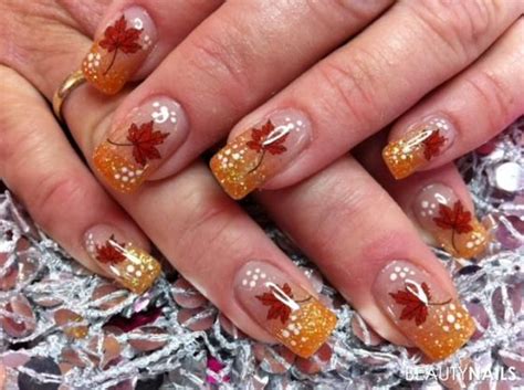 Blätter sind Nailtattoos finden Kunden im Moment total toll in