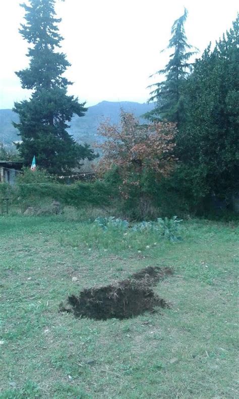 Rio Nell Elba In Giardino Spunta Una Voragine Profonda Tre Metri