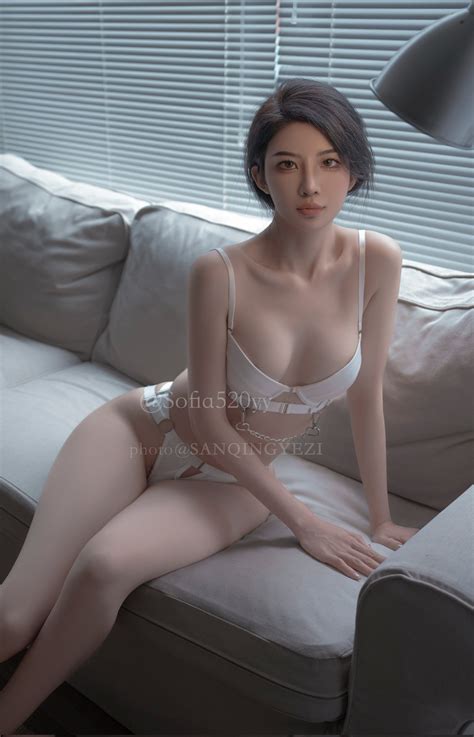 San Qing Ye Zi Women Asian Short Hair Hourglass Body Cleavage