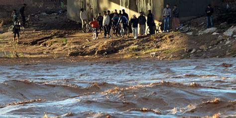 Maroc Une rivière inonde un terrain de foot au moins sept mort