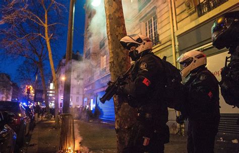 VIDEO Violences policières Enquête ouverte après la vidéo dun homme