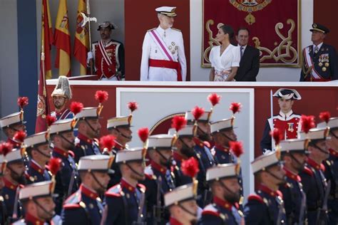 Las Fuerzas Armadas se dan un baño de masas en Granada La Tribuna de