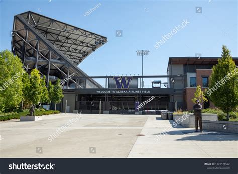 9 Uw College Football Images, Stock Photos & Vectors | Shutterstock