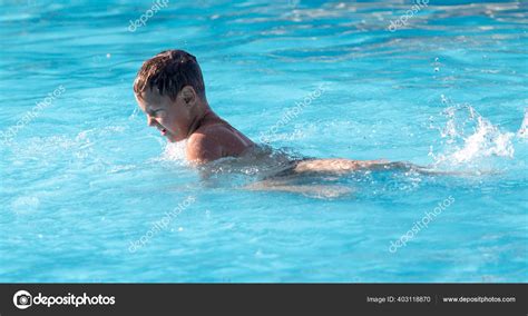 Gar On Nage Avec Une Claboussure Dans Parc Aquatique Photographie