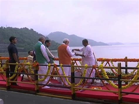 Modi Performs Narmada Aarti At Sardar Sarovar Dam Pm Narendra Modi