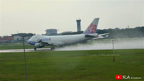 Semburan Pesawat Cargo China Airlines Boeing Take Off Saat Hujan