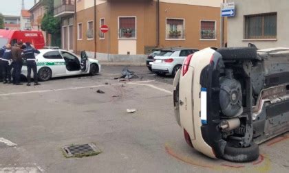 Scontro Allincrocio Auto Si Ribaltata A Bovisio Prima Monza