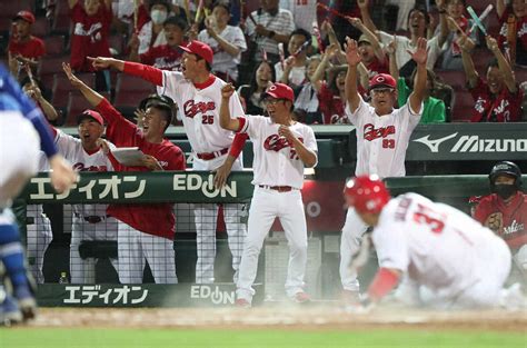 ＜広・中＞8回1死一、二塁、矢野の適時打で追加点が入り一塁を指さし喜ぶ新井監督（左から3人目） （撮影・奥 調） ― スポニチ