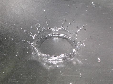 File:Water splashes 001.jpg - Wikimedia Commons