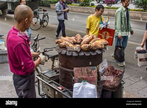 Roasted Sweet Potato Vendor Hi Res Stock Photography And Images Alamy