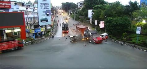 Akibat Rem Blong Mobil Truk Kontainer Libas Kendaraan Lain Hingga Lima