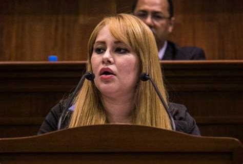 Ex diputada ligada a El Chapo comparece en Washington Telediario México