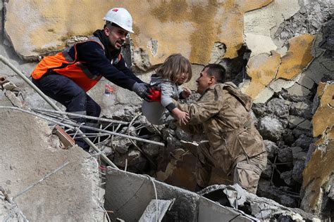 Sismo na Turquia salvamentos milagrosos incluem bebé de dois meses