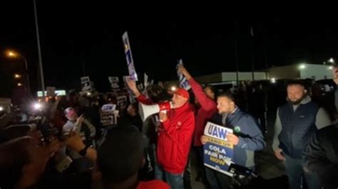 Miles De Trabajadores De Gm Ford Y Stellantis Se Declaran En Huelga En