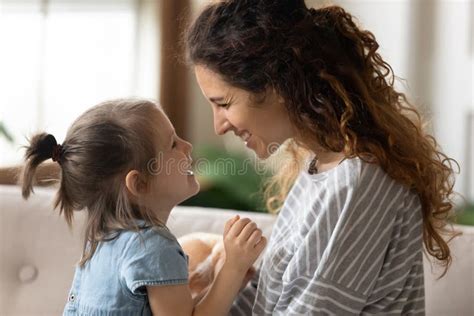 Caress Mamma Cuddles Liten Dotter Som Uttrycker Kärlek Och Omhuldar