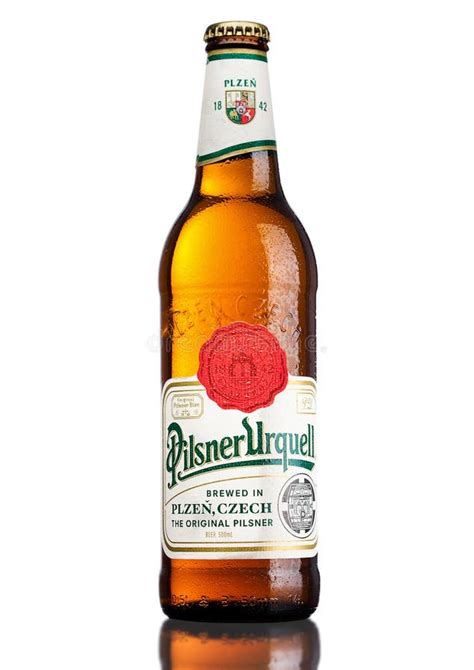 Botella De Cerveza Pilsner Urquell En Hielo Triturado Fotografía