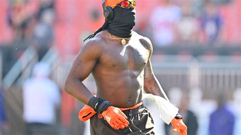 Watch: Browns’ Njoku suffers burns and wears mask to practice - AS USA