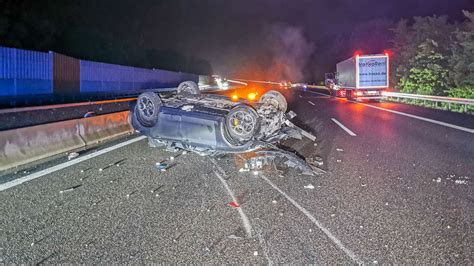 Unfall auf A6 Alfa Romeo überschlägt sich Autobahn stundenlang gesperrt