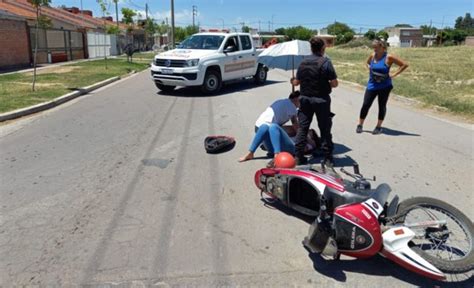 Una Motociclista Sufrió Golpes En Un Choque Contra Un Auto La Nueva