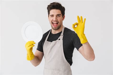 Foto De Atractivo Joven Con Guantes De Goma Amarillos Para Protecci N