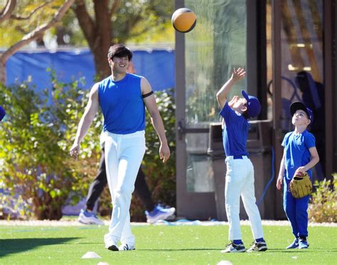 大谷翔平はフィジカル強化中心のメニューで調整 フリーマン息子らと交流でさわやかな笑顔も Mlb写真ニュース 日刊スポーツ