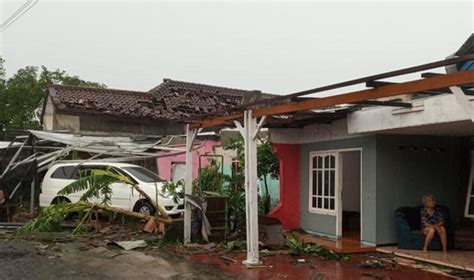 Angin Kencang Sapu Sidoarjo Puluhan Rumah Porak Porand