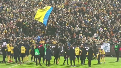 Felice Mazzù effectue un pas de danse pour fêter la victoire de l Union