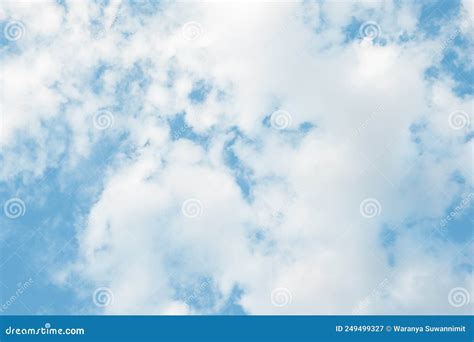 Fondo Con Nubes Dispersas Sobre El Cielo Azul Hermosa Naturaleza Imagen