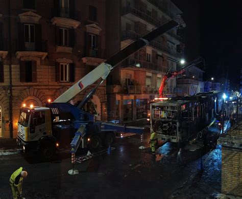 Macerata Paura In Via Roma Autobus Avvolto Dalle Fiamme Traffico In