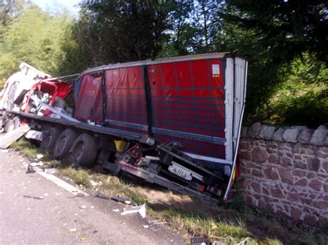 Loire Roannais Deux Poids Lourds Entrent En Collision Sur La Rn7