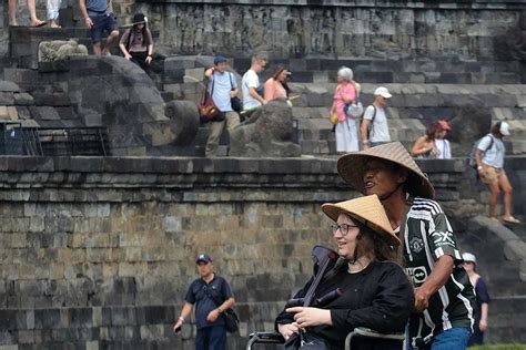 Kemenparekraf Targetkan Kunjungan Wisman Ke Candi Borobudur Mencapai 2