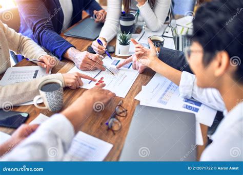 Gruppe Geschäftsarbeitskräfte Im Büro Zusammenarbeiten Stockfoto