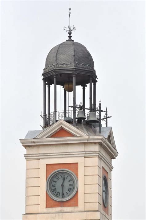 Reloj De La Puerta Del Sol Puerta De Sol Madrid Madrid Ciudad