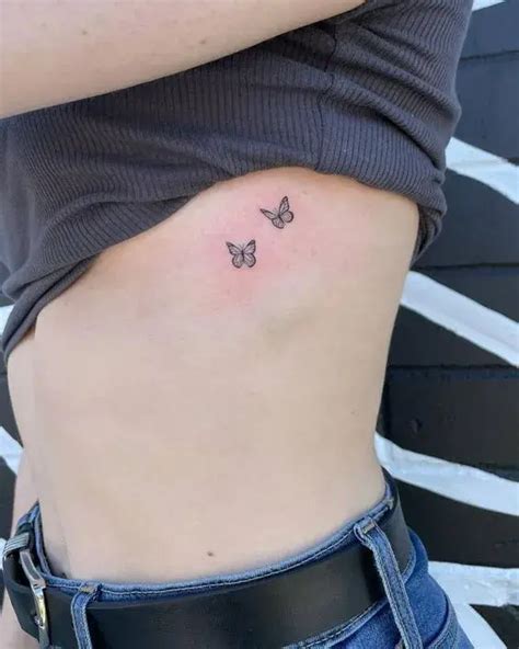 Tatuajes De Mariposas En La Costilla