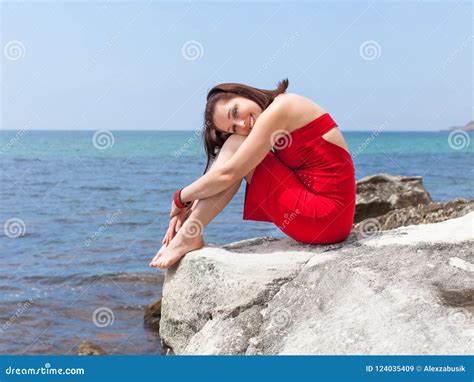 Fille Aux Pieds Nus Sur Le Bord De La Mer Rocheux Sauvage Image Stock