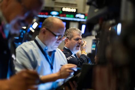 Wall Street cae en una sesión volátil bajo la presión de las acciones