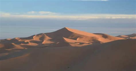 Les scientifiques découvrent le secret de la dune étoilée derrière