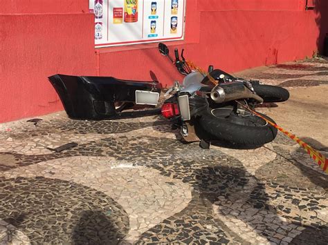 Casal Fica Ferido Após Acidente De Trânsito Entre Carro E Motocicleta