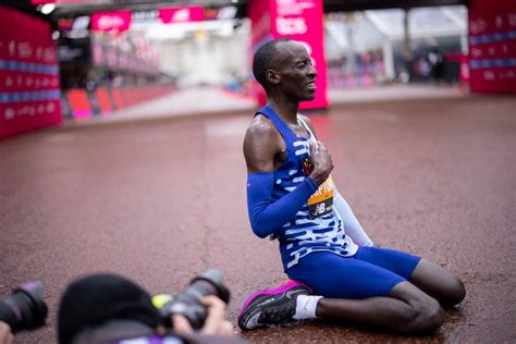 El keniano Kelvin Kiptum 2h 1m 25s se queda en el maratón de Londres