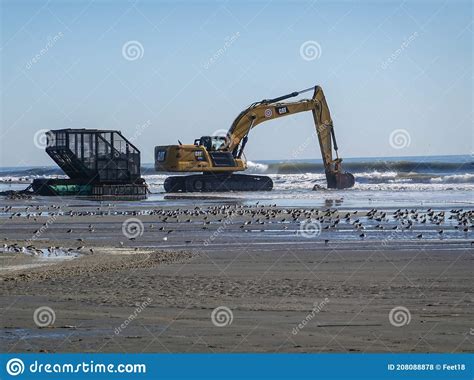 Grande Escavadora Amarela Escava Areia Na Borda Do Oceano Um Perto