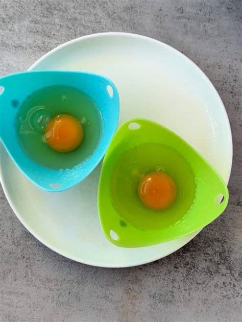 How To Poach Eggs In Silicone Cups In The Microwave