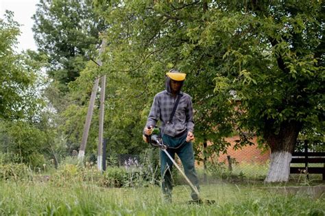 Trabajador Con Una Cortadora De C Sped En Sus Manos Cortando C Sped