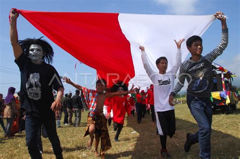 KARNAVAL MEMPERINGATI HUT RI ANTARA Foto