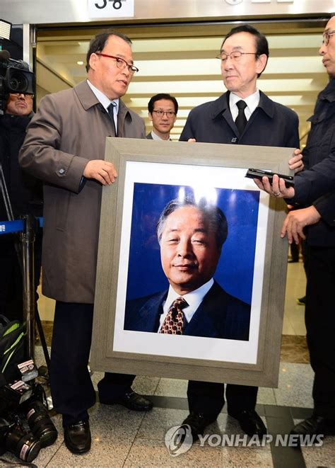 옮겨지는 김영삼 전 대통령 영정사진 연합뉴스