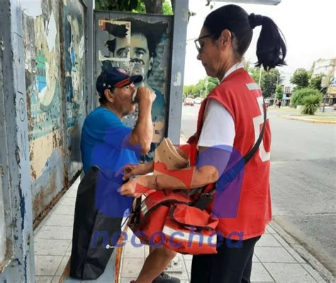 Voluntarios De La Cruz Roja Reparten Agua Fresca A Vecinos TSN Necochea